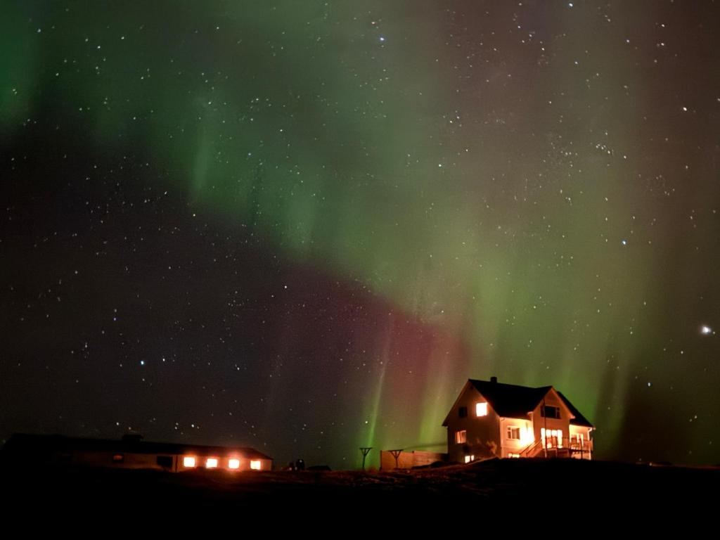 an image of a house with the aurora at Mengi Countryside in Kjarnholt
