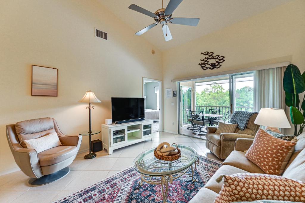 Μια τηλεόραση ή/και κέντρο ψυχαγωγίας στο Naples Condo 10 Mi to Beach Pool and Hot Tub Access