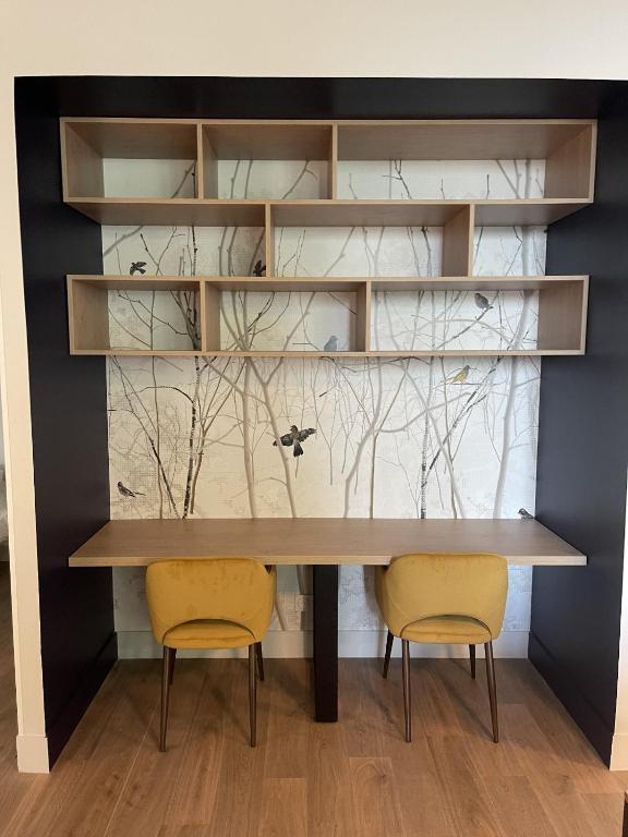 une salle à manger avec une table et deux chaises dans l'établissement APPART'HOTEL RESIDIS Paray Orly, à Paray-Vieille-Poste