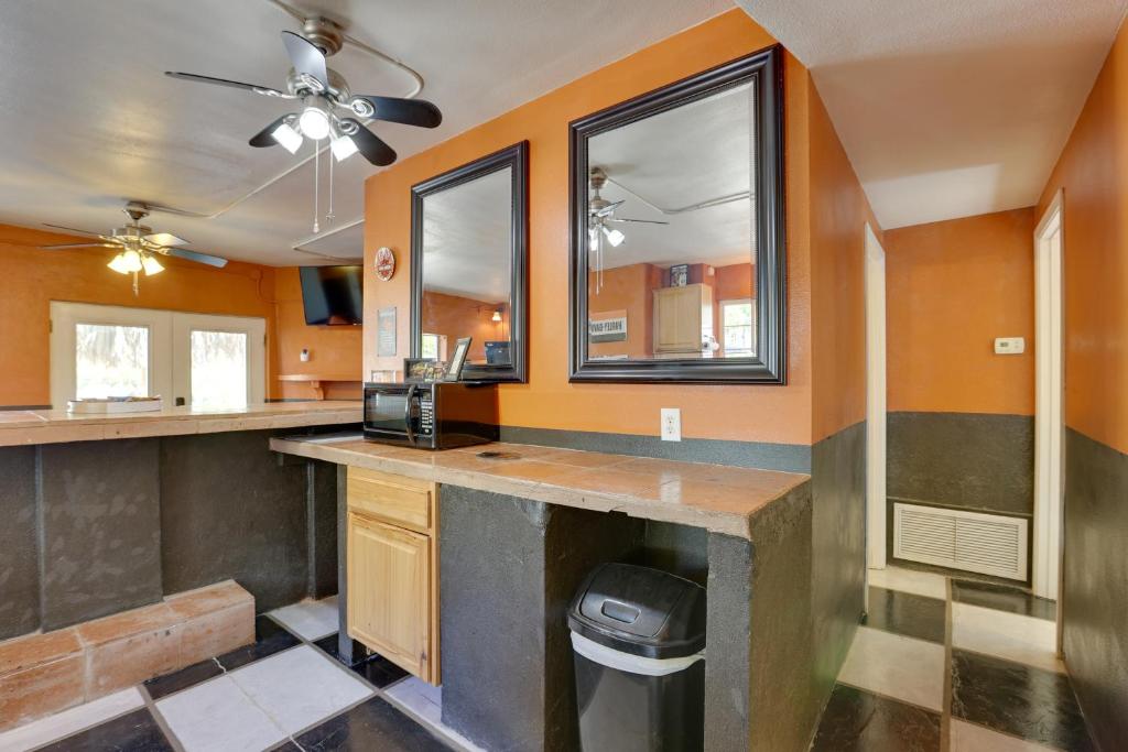 阿帕奇章克申Patio with Desert Views Apache Junction Abode的浴室设有橙色的墙壁和带垃圾桶的台面