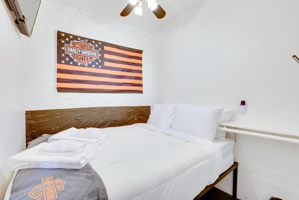 阿帕奇章克申Patio with Desert Views Apache Junction Abode的墙上挂着美国国旗的房间里一张床位