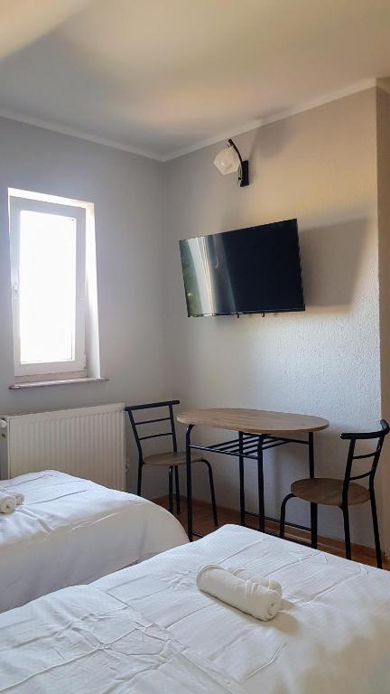 Łóżko lub łóżka w pokoju w obiekcie Gościniec Nad Stawem