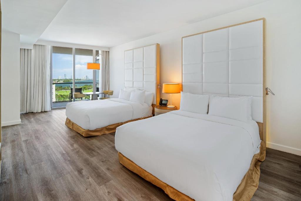 2 Betten in einem Hotelzimmer mit Aussicht in der Unterkunft The Grayson Hotel Miami Downtown in Miami