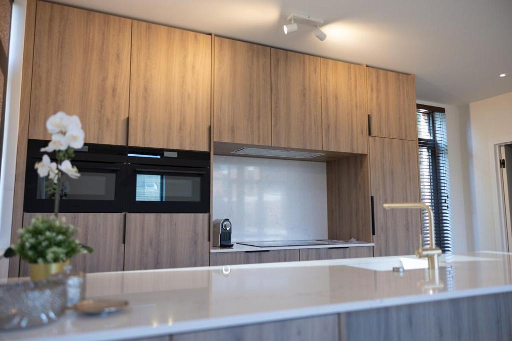 Kuchyň nebo kuchyňský kout v ubytování Brand New Apartment Sint-niklaas