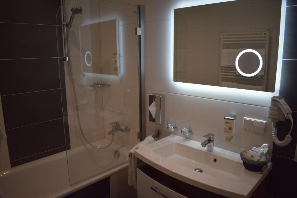 Koupelna v ubytování Akzent Hotel Goldner Hirsch