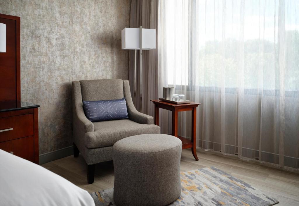Postel nebo postele na pokoji v ubytování Hanover Marriott