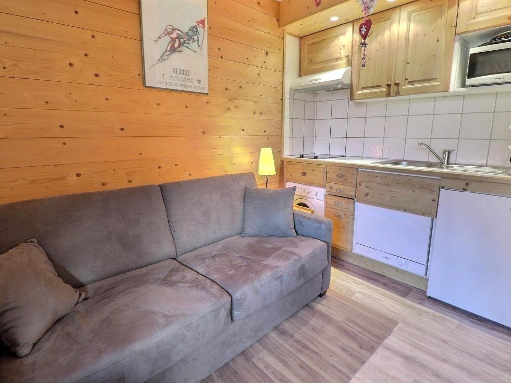 un salon avec un canapé dans une cuisine dans l'établissement Studio skis aux pieds, bien équipé avec Wi-Fi – Les Allues - FR-1-182-42, à Méribel