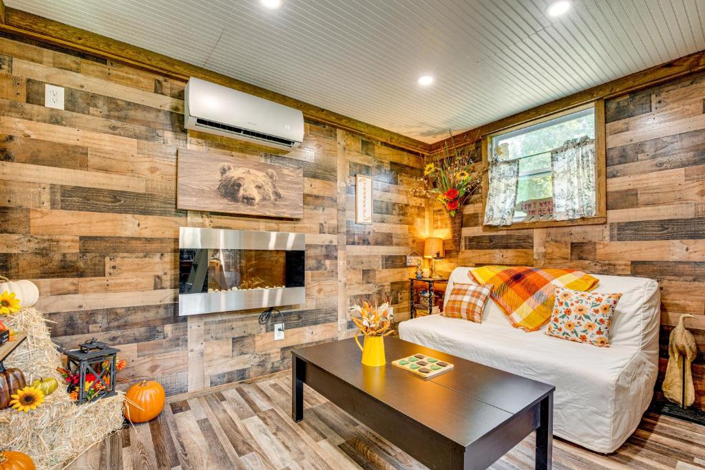 una sala de estar con un sofá y una mesa en Creek Access, Fire Pit and Grill Summerville Studio, en Summerville