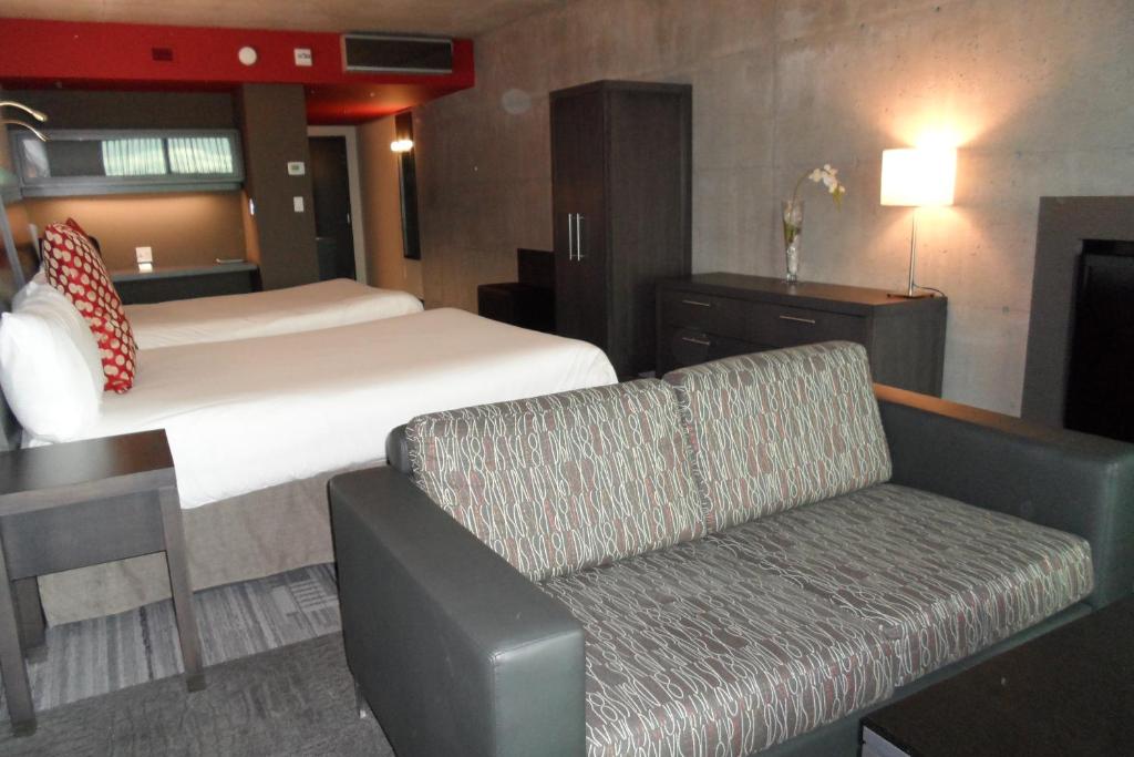 Postel nebo postele na pokoji v ubytování Grand Hotel Times Sherbrooke