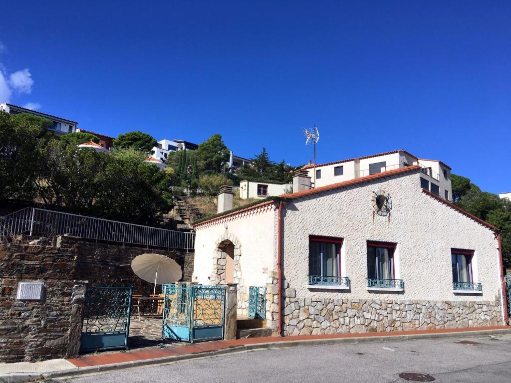 Το κτήριο όπου στεγάζεται  η παραθεριστική κατοικία