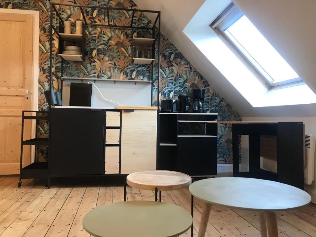 une chambre avec deux tables et deux tabourets dans l'établissement Le 2ème étage de Manon, à Phalempin