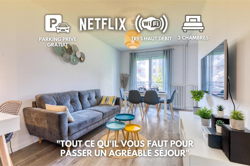 un salon avec un canapé et une table dans l'établissement Appartement tout confort - Parking privé gratuit, à Rouen