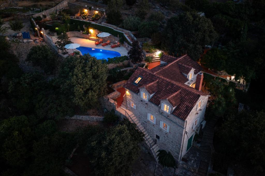 Swimmingpoolen hos eller tæt på "Villa Kostela"-Villa in nature with 4 bedrooms, 2 bathrooms and 2 kitchens