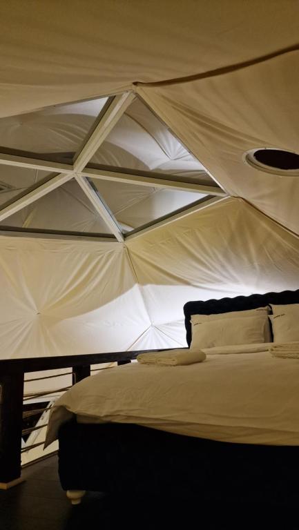 Voodi või voodid majutusasutuse Glamping Tara toas