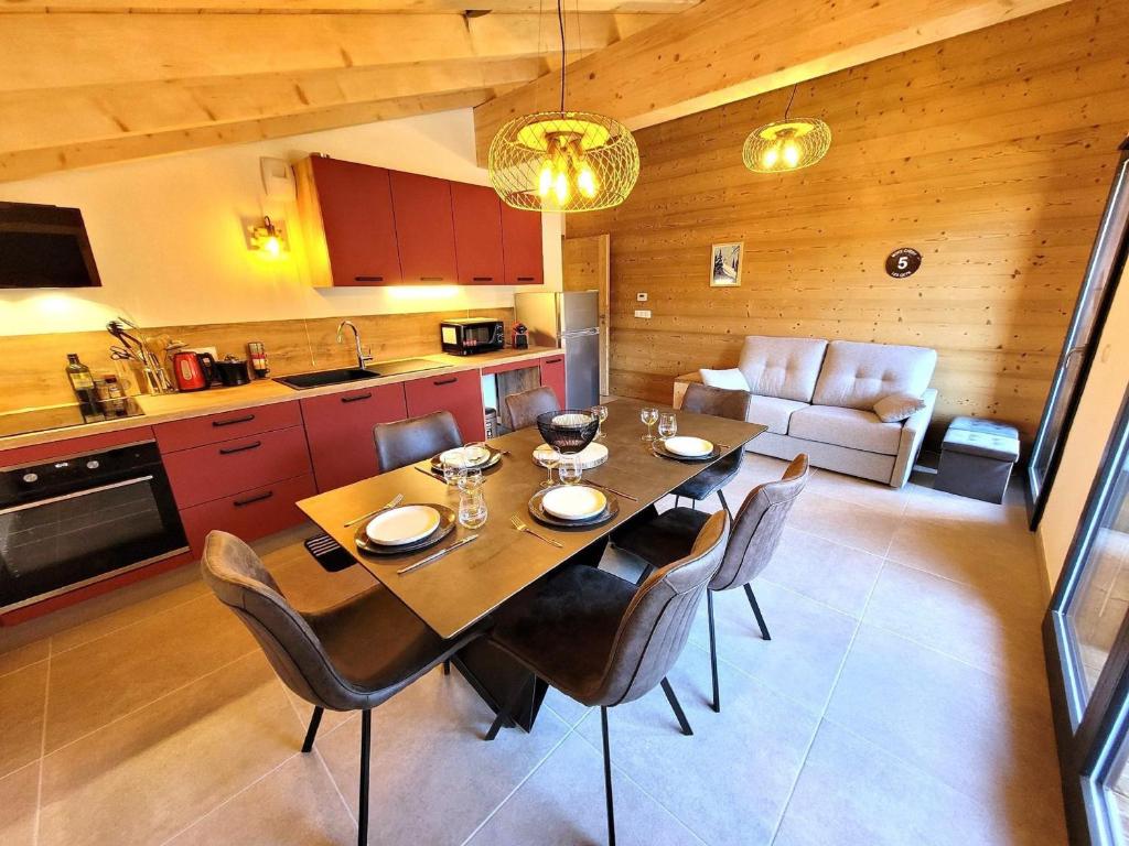 une cuisine et une salle à manger avec une table et des chaises dans l'établissement Appartement lumineux avec balcon, proche pistes et parking sécurisé - Les Gets - FR-1-598-162, aux Gets