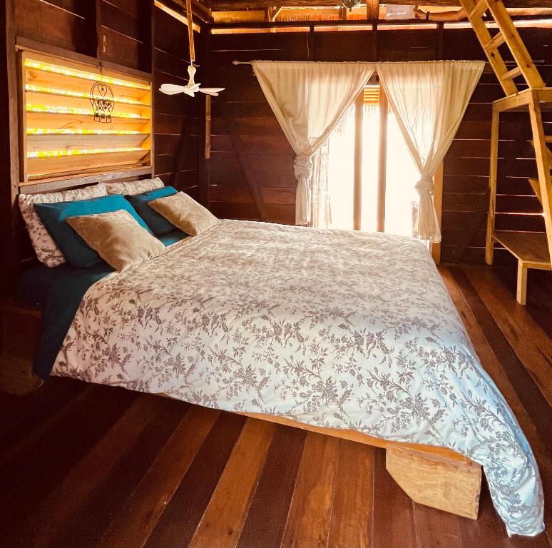 Postel nebo postele na pokoji v ubytování Urraca Monkey Island Eco Resort