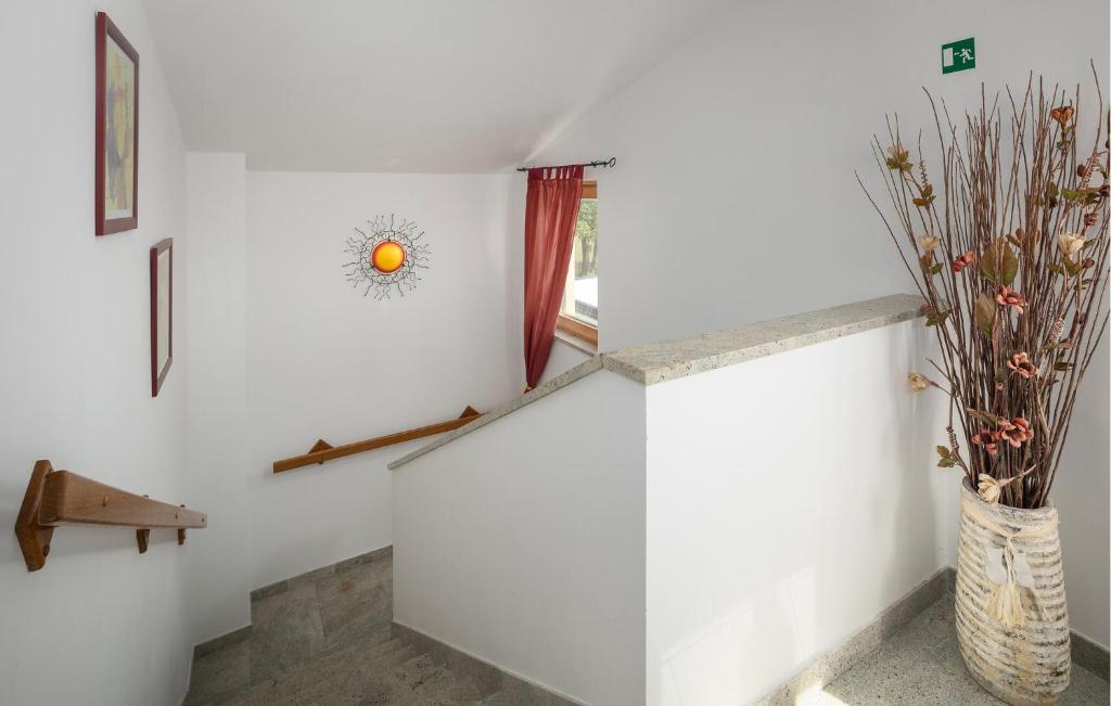 Zdjęcie z galerii obiektu Amazing Home In Golubovo With Jacuzzi w mieście Krnjaloža