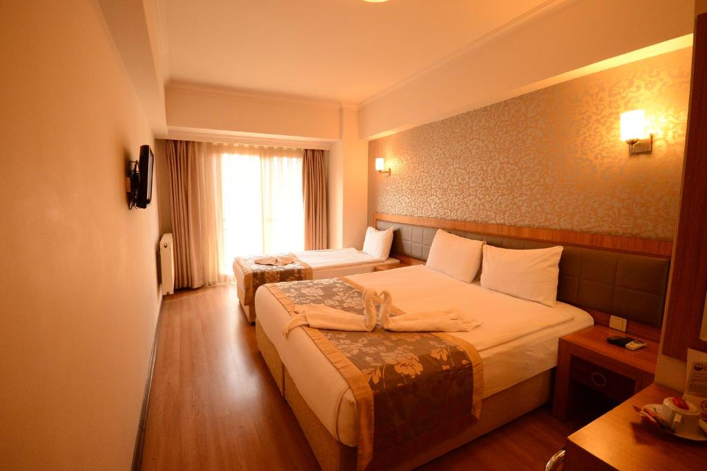 Postel nebo postele na pokoji v ubytování Grand Anzac Hotel