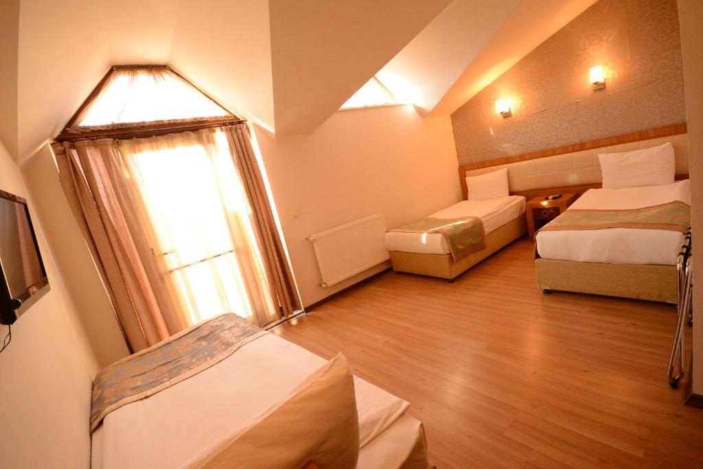 Postel nebo postele na pokoji v ubytování Grand Anzac Hotel
