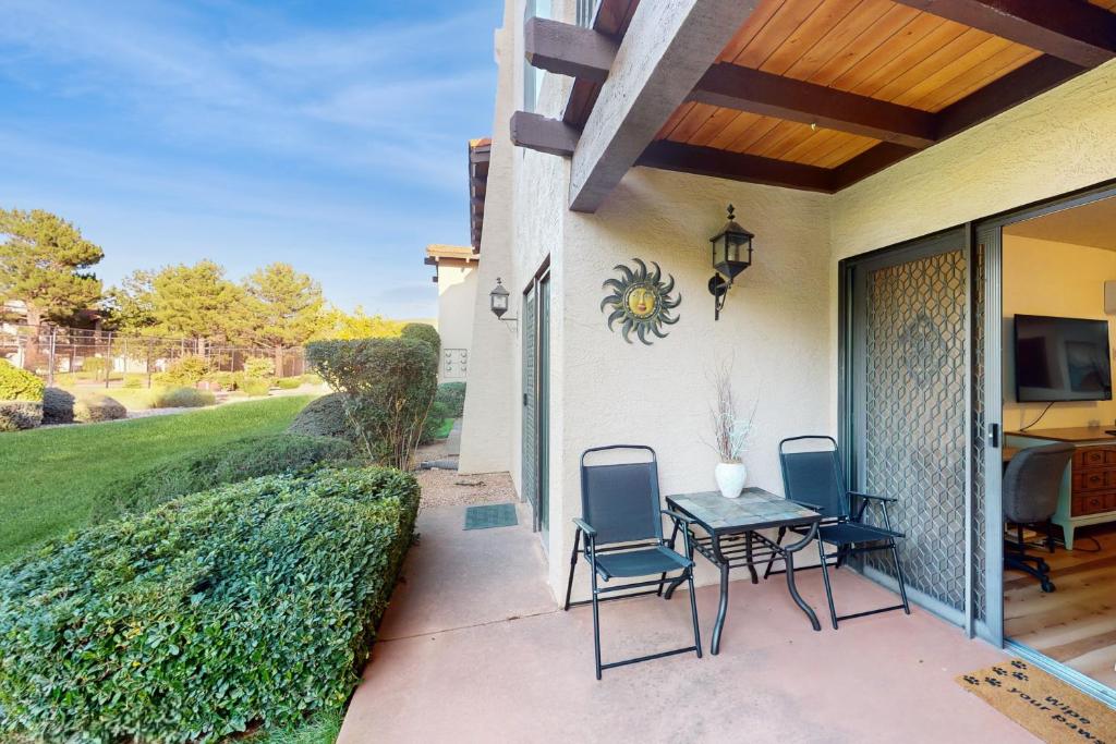 eine Terrasse mit einem Tisch und Stühlen auf einem Haus in der Unterkunft Oak Creek Estados Holiday Condo in Sedona