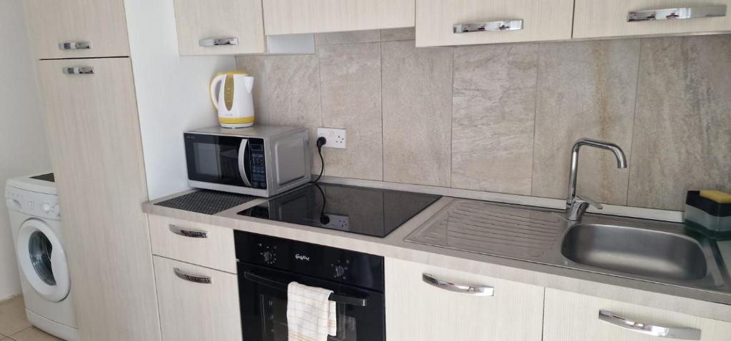 Cucina o angolo cottura di PACEVILLE St Julians Apartments