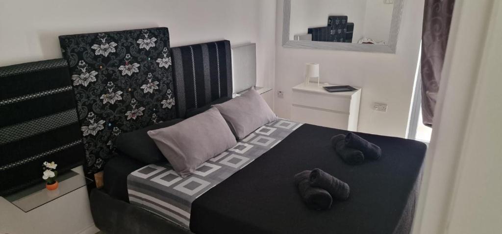 una camera da letto con un letto con cuscini di PACEVILLE St Julians Apartments a San Giuliano