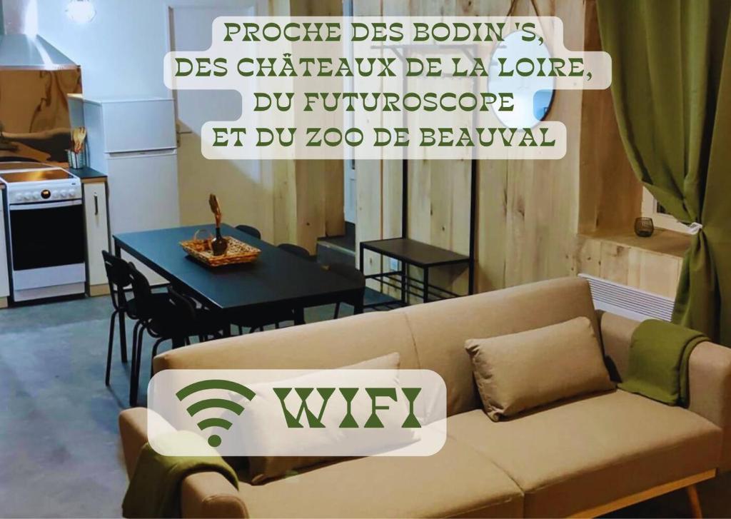 un soggiorno con un divano e un tavolo di Appartement 2 chambres avec WIFI Centre de Descartes a Descartes