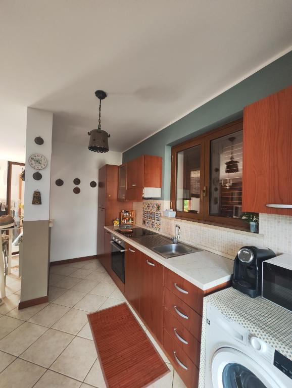 Kuchyň nebo kuchyňský kout v ubytování Casa Carini - Villa Vacanze sul Mare con piscina idromassaggio