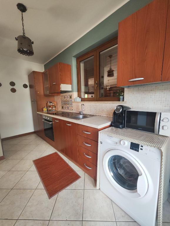 Kuchyň nebo kuchyňský kout v ubytování Casa Carini - Villa Vacanze sul Mare con piscina idromassaggio