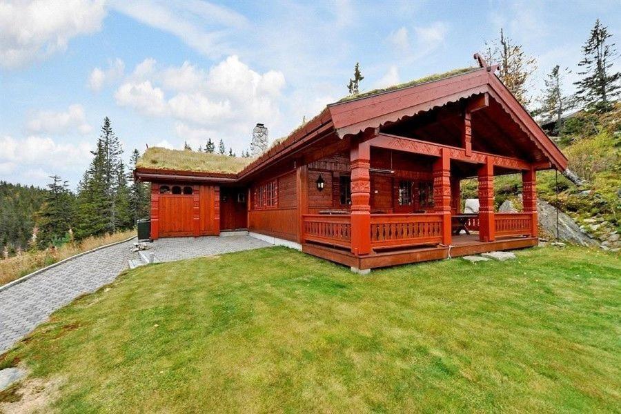 a large wooden house with a large yard at Flott hytte på Lifjell in Lifjell