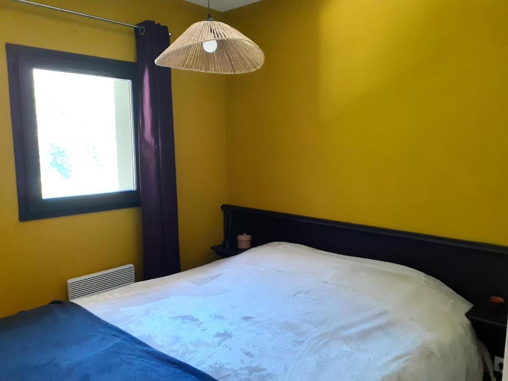 une chambre avec un grand lit et une fenêtre dans l'établissement Chalet du Thabor - 2 Pièces pour 4 Personnes MAE-5011, à Modane