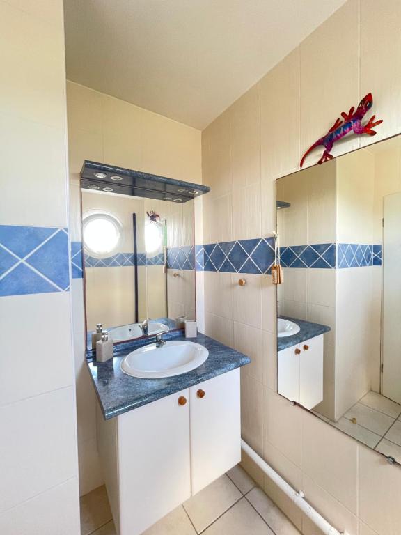 Koupelna v ubytování Appartement avec vue sur mer