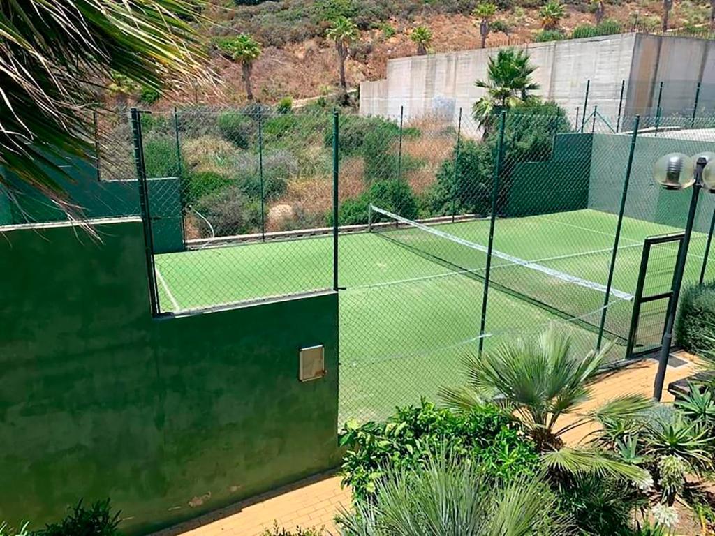 Tenis a/nebo squash v ubytování Bohemian Penthouse in Alcaidesa nebo okolí