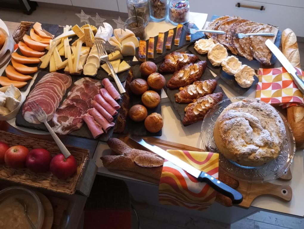 a table topped with lots of different types of food at Le Mas Victoria - Chambres d'hôtes avec table d'hôtes-Parking privé ferme in Carcassonne