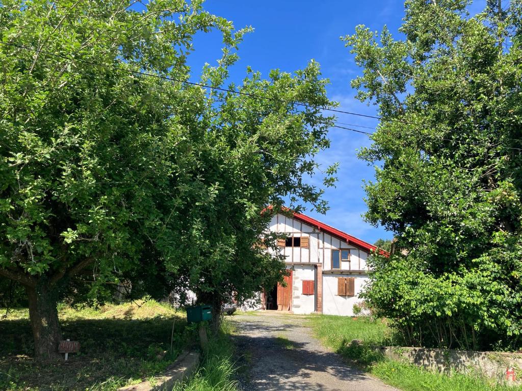 Κήπος έξω από το Haixpia, Le Gîte