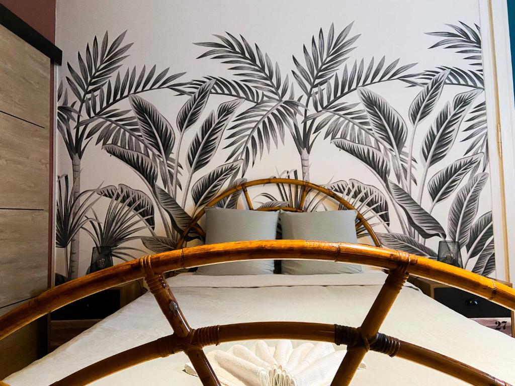 une chambre avec une fresque murale de palmiers dans l'établissement Les Bleuets With Free Parking, à Boulogne-sur-Mer