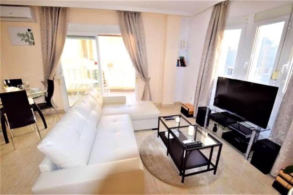 Televisyen dan/atau pusat hiburan di 2BED FLAT WITH BIG LOUNGE&POOL!5min WALK TO BEACH!