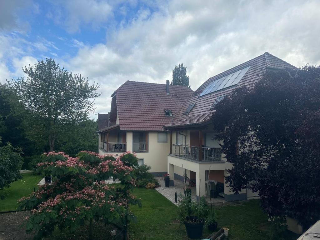 une maison dotée d'un toit avec des panneaux solaires dans l'établissement Gîtes Grewis, à La Wantzenau