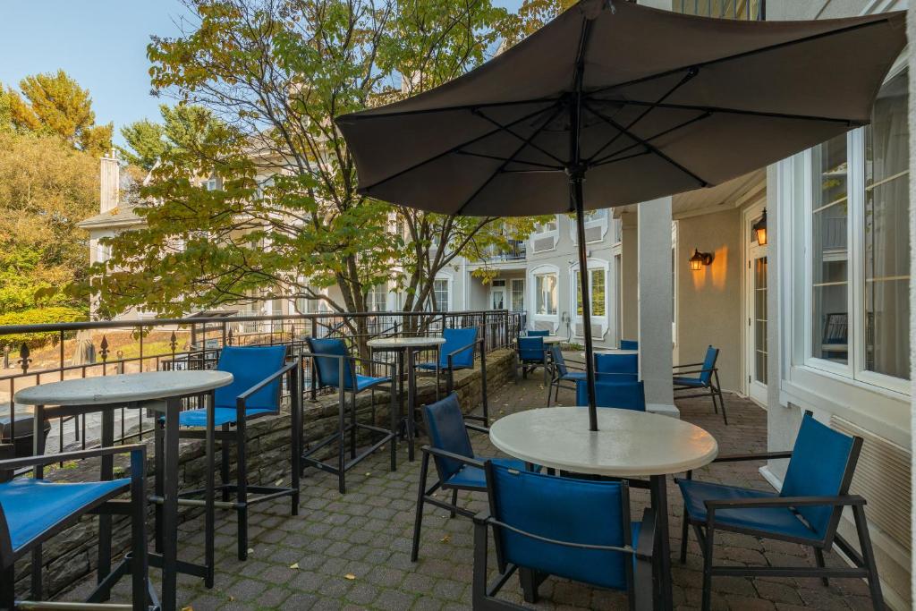 Un restaurant u otro lugar para comer en Holiday Inn Express & Suites Tremblant by IHG