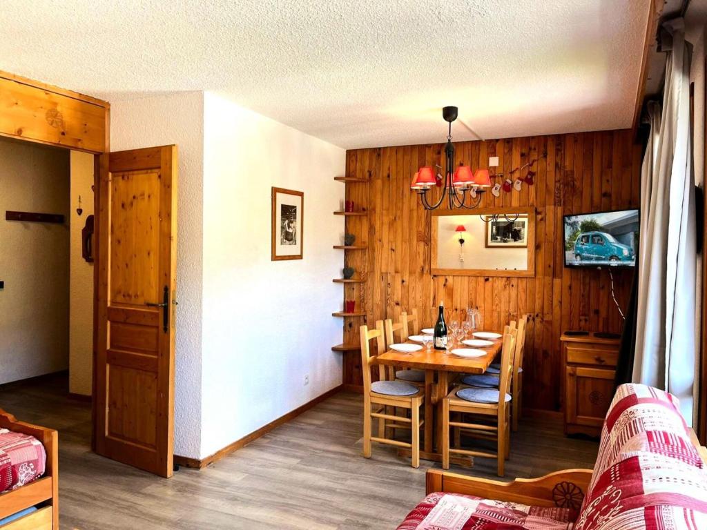 une salle à manger avec une table et des chaises dans une pièce dans l'établissement Résidence Souche - La Souche 15 - Grand 2 pièces, proche pistes et commerces MAE-5604, à Valmorel