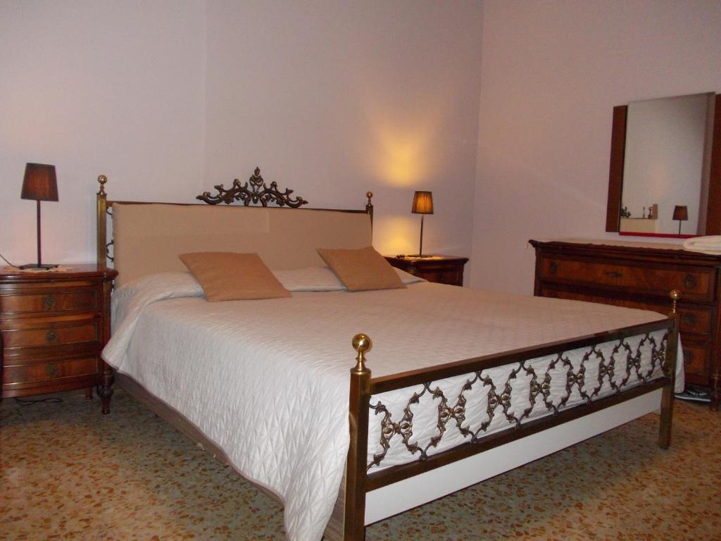 1 dormitorio con 1 cama, 2 vestidores y espejo en Bed and Breakfast Big Brother, en Treviso