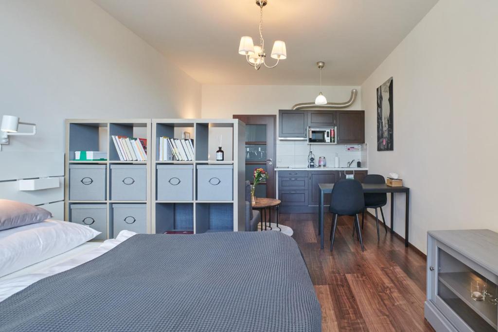 Kuchyň nebo kuchyňský kout v ubytování High-Sky O2 arena Apartment with garage parking and AC