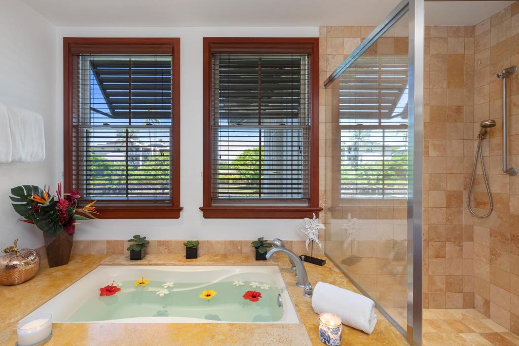 Hilton Pool Pass Included, Kolea - Luxe Penthouse, Walk to Beach photo