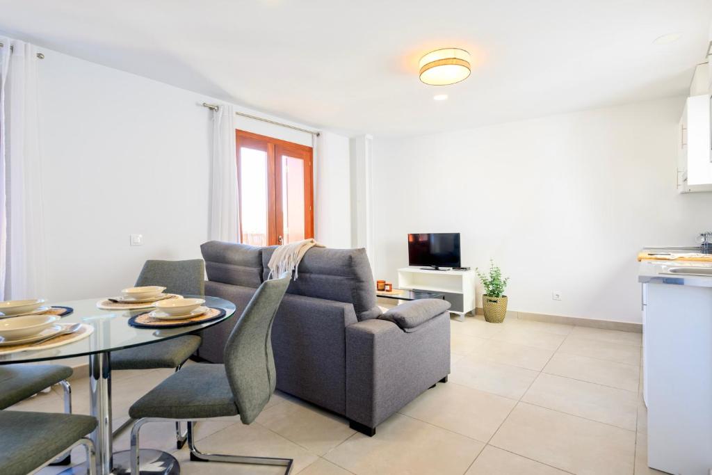 Televízia a/alebo spoločenská miestnosť v ubytovaní Vegueta Rooftop Suites
