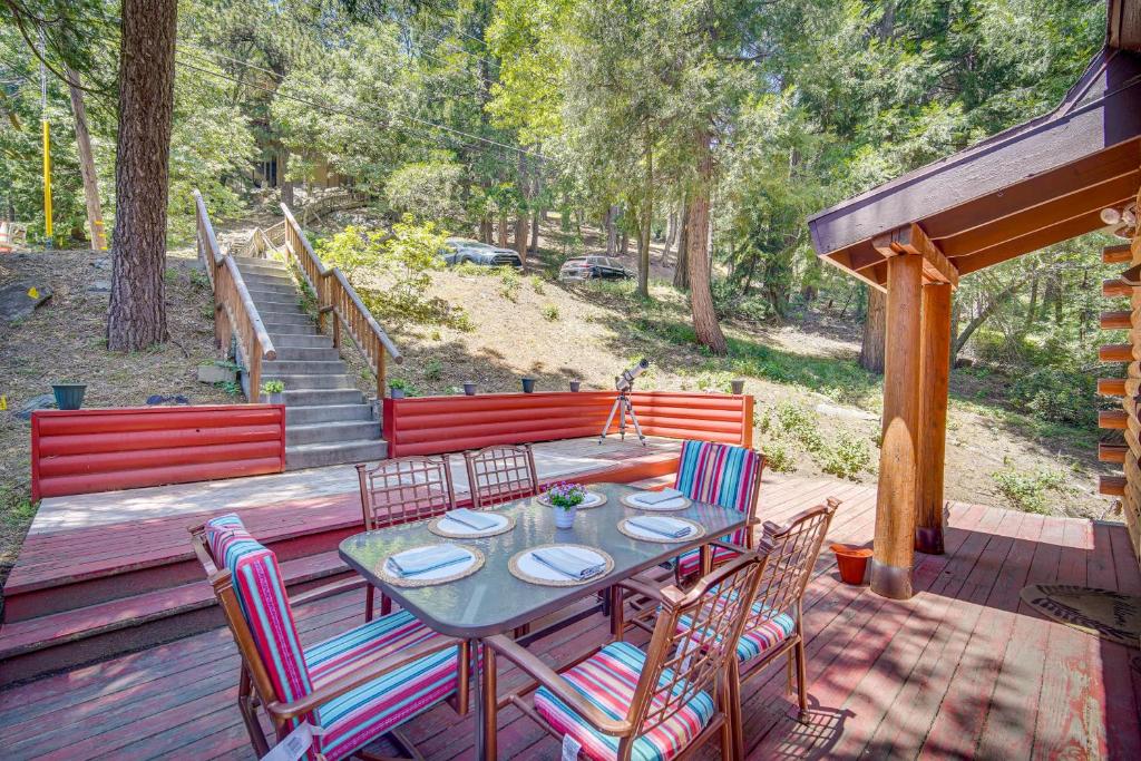 Crestline Area Vacation Rental Cabin with Decks! - Casa Natalizia