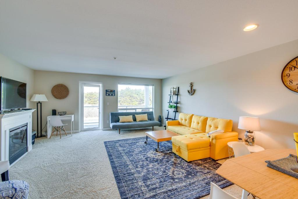 TV/trung tâm giải trí tại Westport Vacation Rental Walk to Beach!
