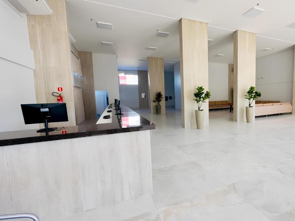 Uma TV ou centro de entretenimento em Spazzio Diroma Com acesso gratuíto ao Acqua Park - D