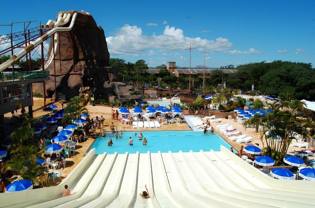 A piscina localizada em Spazzio Diroma Com acesso gratuíto ao Acqua Park - D ou nos arredores