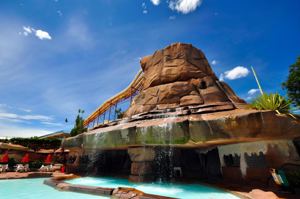 A piscina localizada em Spazzio Diroma Com acesso gratuíto ao Acqua Park - D ou nos arredores