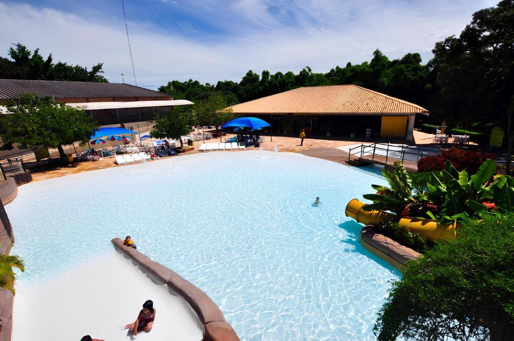 A piscina localizada em Spazzio Diroma Com acesso gratuíto ao Acqua Park - D ou nos arredores